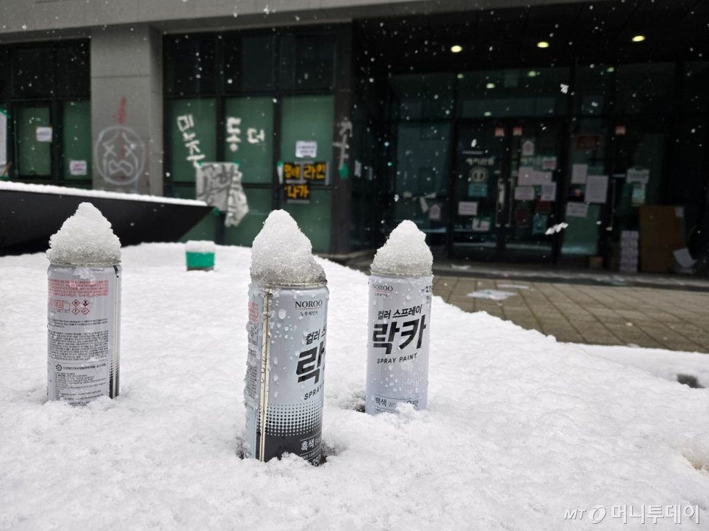 텅 빈 캠퍼스와 비통한 상점들