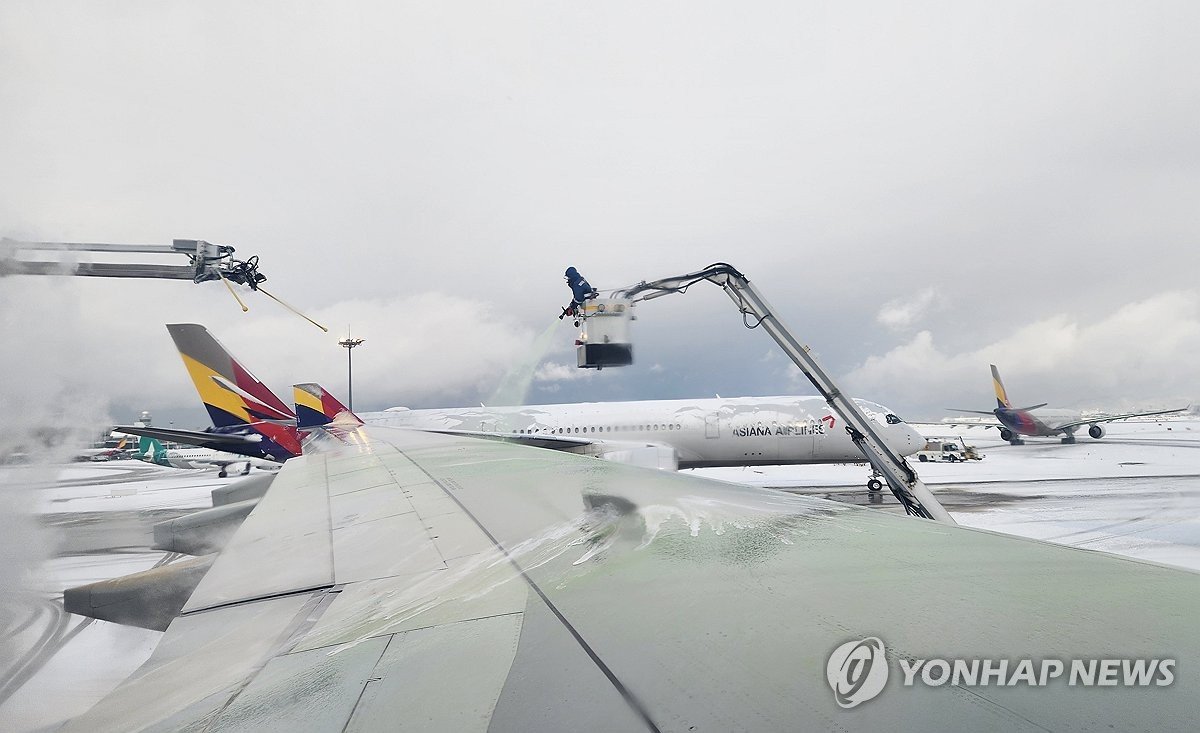 불어온 폭설, 공항에 발이 묶인 사람들