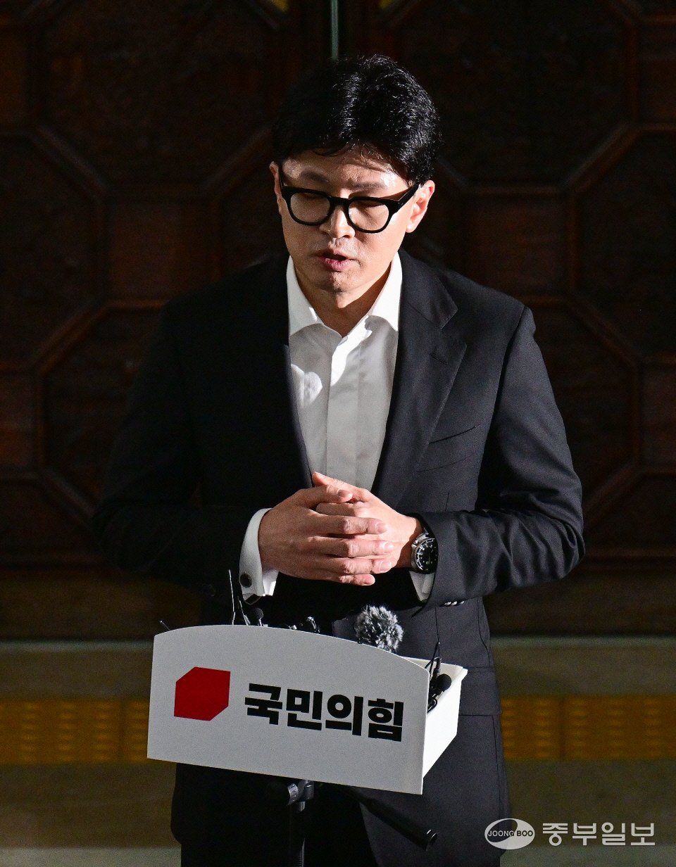 갈등 속에서도 서로를 바라보는 정치의 역할